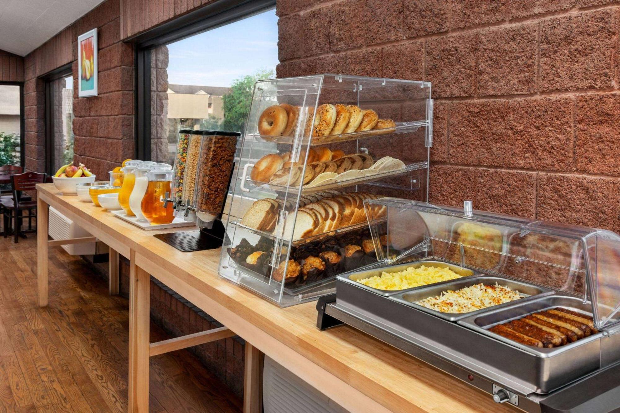 Ramada By Wyndham Albuquerque Airport Hotell Eksteriør bilde