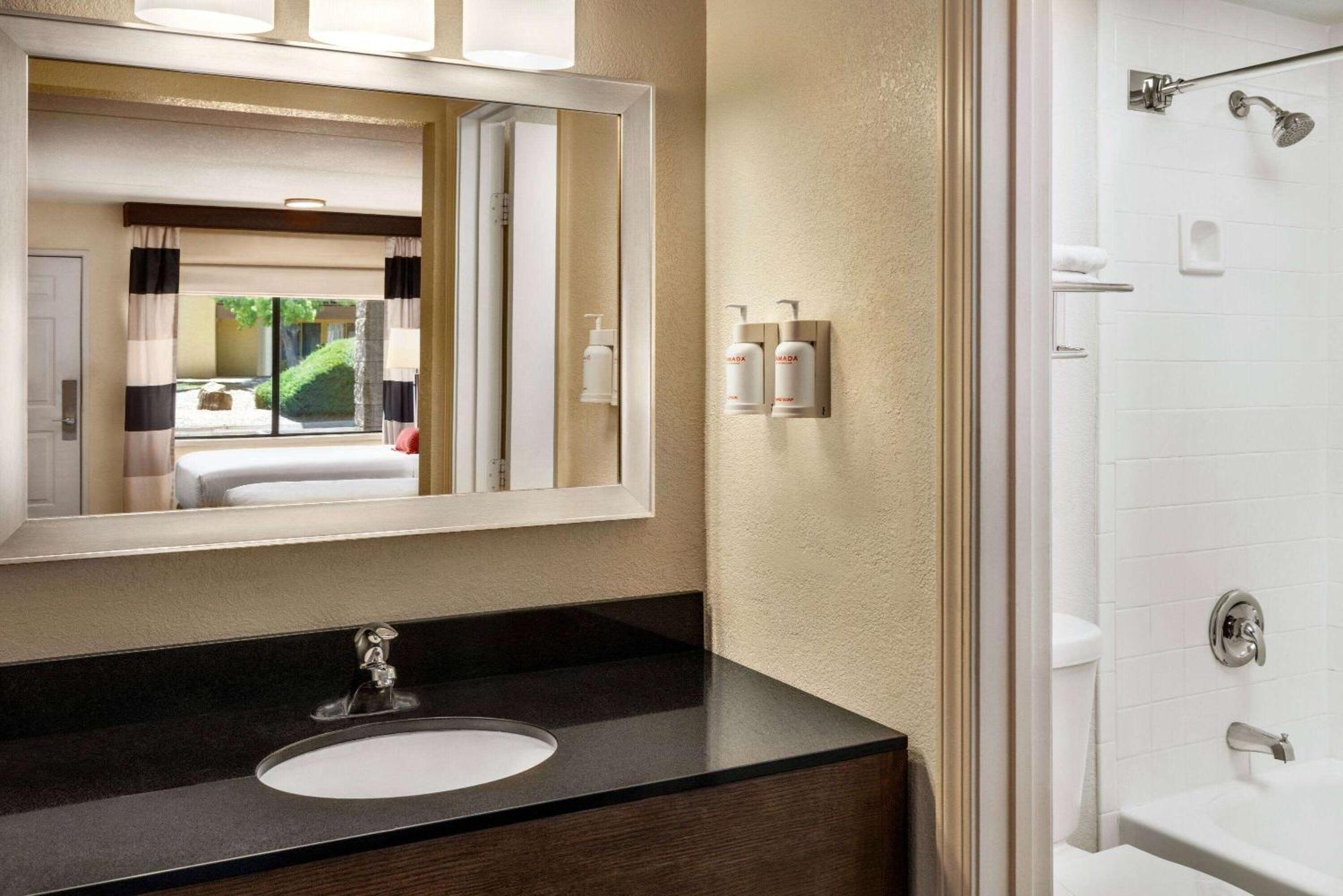 Ramada By Wyndham Albuquerque Airport Hotell Eksteriør bilde